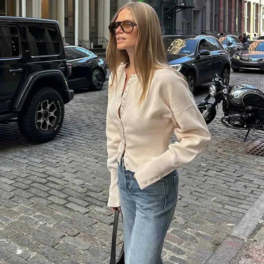 MEWE | Button-Up Knit Cardigan with Round Neckline and Ribbed Detailing Mewe London