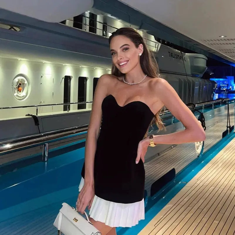 MEWE | Sweetheart Neckline Dress with Fitted Bodice and Flared Skirt Mewe London